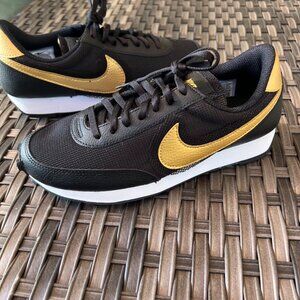 Womens Nike Daybreak Black/Metallic Gold Sneakers DC9213-001 - Size 6.5
